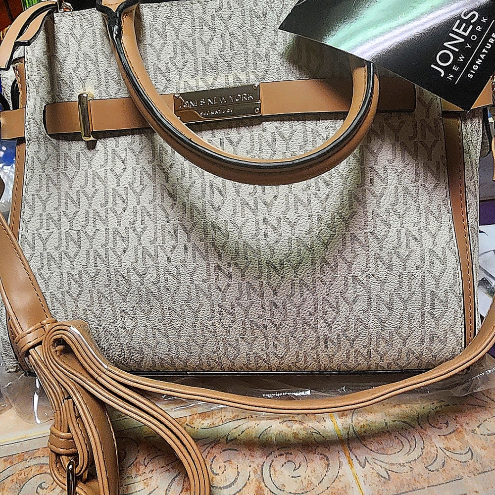 Pocketbook NEW wt tags and packin jones new york  signature has 5 pockets